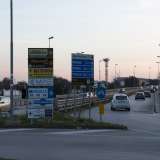 Non ci resta ora che andare a perlustrare la seconda area commerciale presente in zona. Ritorniamo alla prima rotonda e riprendiamo strada Santa Caterina, dominata in questo punto da innumerevoli cartelli che indicano i gli ipermercati che incontreremo